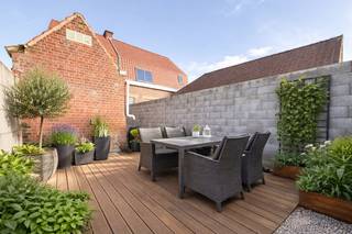 NU AAN NIEUWE VOORWAARDEN ! ! ! Deze toffe starterwoning, met mogelijkheid tot 3 slaapkamers, kan omgetoverd worden naar een gezellige stek voor starters of als investeringseigendom, dit op een gunstige ligging vlakbij het bruisende centrum van Lichtervelde, zowel het station als de verbinding naar de oprit van E403 zijn dichtbij.<br />Indeling: leefruimte met zitplaats en eetplaats, uitgeruste keuken met toegang tot de koer en het terras, gelijkvloers bevindt zich nog de badkamer met inloopdouche, lavabomeubel en toilet en plaats voor wasmachine en droogkast. <br />Op de bovenverdieping bevinden zich 2 slaapkamer en de zolder die bereikbaar is met een vaste trap, hier is de mogelijkheid om een 3e slaapkamer of hobbyruimte in te richten.<br />Achter de woning omvat de buitenruimte een terras/binnenkoer.<br />Technisch: de elektriciteit is conform.<br />Deze toffe starterswoning wacht op jou om je eerste woondroom te realiseren!