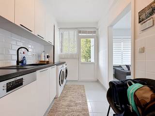 Aan de gegeerde Pastoor Baeyenslaan, bieden wij u dit uitzonderlijk lichtrijke hoekappartement op de eerste verdieping aan. De eigendom onderging een totale transformatie en bevindt zich in een absolute topstaat, waarbij kosten noch moeite werden gespaard om hedendaags comfort te versmelten met een hoogwaardige afwerkingsgraad.<br /><br />Bij het betreden van de leefruimte valt onmiddellijk de overvloedige natuurlijke lichtinval op. Dankzij de unieke hoekligging en de grote raampartijen geniet u vanuit de leefruimte van een open, ruimtelijk gevoel en een rustgevend uitzicht op het tegenovergelegen groene pleintje. Aansluitend bevindt zich een charmant terrasje waar u in alle rust van de omgeving kunt genieten.<br /><br />In 2024 werden de keuken en de badkamer volledig vernieuwd en uitgerust met kwalitatieve materialen en eigentijdse toestellen. Het nachtgedeelte omvat een ruime, volwaardige slaapkamer en beschikt over de absolute meerwaarde van een aanpalende dressing/babykamer, die eveneens perfect dienst kan doen als stijlvolle thuiswerkplek.<br /><br />Ook op het vlak van energiezuinigheid scoort deze woonst uitstekend. Het appartement beschikt over dubbele beglazing en een gunstig EPC-label B, wat garant staat voor een laag energieverbruik en een comfortabel leefklimaat.<br /><br />De ligging in Berchem combineert het beste van twee werelden: een rustige, residentiële omgeving met het bruisende stadsleven, openbaar vervoer, winkels en belangrijke invalsnetwerken in de directe nabijheid. Dit instapklare appartement vormt de ideale opportuniteit voor wie op zoek is naar een zorgeloze eerste woonst of een waardevolle, duurzame investering.<br /><br />Neem snel contact op voor het verkocht is !<br /><br />EPC : 130 kWh/m<sup>2</sup> (Label B)<br />Stedenbouwkundige inlichtingen in aanvraag<br />Waterinfo : P-Score = B, G-Score = C<br /><br />Dit is niet wat je zoekt ? Al gehoord van AANKOOPBEGELEIDING ? Wij zoeken, bezoeken en onderhandelen mee met jou voor eigendommen die worden aangeboden door particulieren, andere makelaars of eigendommen die zelfs (nog) niet te koop staan?<br />Vraag meer informatie over aankoopbegeleiding via welkom@dehuisleverancier.be of 0489/069.000<br /><br />de Huisleverancier : Persoonlijk, voor iedereen Service, Kwaliteit en Vertrouwen !
