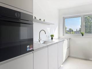 <p><span>Bent u op zoek naar een verzorgd en instapklaar appartement waar u onmiddellijk uw thuis van kunt maken? Dan is dit volledig gerenoveerde appartement op de tweede verdieping zeker een bezoek waard!</span></p>
<p><span>Gelegen in een kleinschalig gebouw met slechts drie appartementen, geniet u hier van een rustige woonomgeving én het grote voordeel dat er </span><strong><span>geen algemene gemeenschappelijke kosten</span></strong><span> zijn.</span></p>
<p><span>De ruime leefruimte in L-vorm biedt tal van indelingsmogelijkheden en beschikt over een gezellige bureelhoek, ideaal voor wie regelmatig van thuis uit werkt. De volledig uitgeruste keuken is voorzien van alle hedendaagse comfort en sluit perfect aan op de leefruimte.</span></p>
<p><span>Verder beschikt het appartement over:</span></p>
<ul>
<li><span>Twee volwaardige slaapkamers.</span></li>
<li><span>Een modern ingerichte badkamer met stijlvolle inloopdouche.</span></li>
<li><span>Een apart toilet.</span></li>
<li><span>Een aangenaam terras waar u in alle rust kunt genieten.</span></li>
<li><span>Een praktische en doordachte indeling met veel natuurlijk licht.</span></li>
</ul>
<p><span>Dankzij de kwalitatieve renovatie verkeert het appartement in uitstekende staat en is het onmiddellijk beschikbaar.</span></p>
<p><strong><span>Troeven:</span></strong></p>
<ul>
<li><span>Volledig gerenoveerd</span></li>
<li><span>Twee slaapkamers</span></li>
<li><span>Ruime woonkamer met bureelhoek</span></li>
<li><span>Volledig uitgeruste keuken</span></li>
<li><span>Terras</span></li>
<li><span>Badkamer met inloopdouche</span></li>
<li><span>Apart toilet</span></li>
<li><span>Kleinschalig gebouw met slechts 3 appartementen</span></li>
<li><strong><span>Geen algemene gemeenschappelijke kosten</span></strong></li>
</ul>
<p><span>Interesse? Neem vandaag nog contact op met </span><strong><span>Van Reeth Vastgoed</span></strong><span> voor meer informatie of een bezoek. Dit appartement combineert comfort, rust en een uitstekende prijs-kwaliteitverhouding.</span></p>
<p><span></span></p>