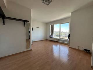 <p>Op een uitstekende locatie in Heverlee, vlak bij IMEC, vind je dit lichtrijke appartement met een prachtig panoramisch uitzicht over Leuven!</p><p>Het appartement is bereikbaar met de lift en beschikt over een ruime leefruimte met slaapgedeelte en rechtstreekse toegang tot het grote terras (15m2). Verder is er een aparte keuken, een badkamer met ligbad, lavabo en toilet, en een praktische berging.</p><p>Als extra troef beschikt het appartement over een privatieve kelderberging en een fietsenstalling.</p><p>Dankzij de gunstige ligging nabij IMEC, KU Leuven, winkels en openbaar vervoer is dit de ideale woonplek!</p><p>Interesse? Plan een bezoek in via verhuur@connect-immo.be of 0470 59 65 44<br />Onmiddelijk beschikbaar! <br />Prijs: 850 EUR + 190 EUR provisie + internet en elektriciteit privatief af te sluiten</p>