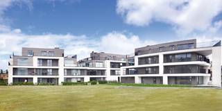 Nieuwbouwappartement op de 3e verdieping, met een zeer ruim terras (+/- 156 m²) rondom het appartement. Nabij de jachthaven van Zeebrugge. Stijlvol project met een verfijnde, strakke architectuur. Dit appartement omvat: een inkomhal, apart toilet, 2 slaapkamers met toegang tot het zeer ruime terras, badkamer met bad, inloopdouche en dubbele lavabo, open keuken met berging voorzien van alle toestellen die uitgeeft op de lichtrijke living met eetruimte. Prachtig ruim terras (+/- 156 m²) rondom rond het appartement met buitenberging. Gebruik van hedendaagse en duurzame materialen, aangename indeling, grote ramen waardoor men optimaal kan genieten van een open zicht en de zon. Tevens nog de mogelijkheid tot het aankopen van gelijkvloerse of ondergrondse staanplaatsen en garageboxen. Zeer vlotte bereikbaarheid, nabij de jachthaven van Zeebrugge, verscheidene fiets- en wandelroutes,… Voor alle info neem contact met ons op 050/60 60 78 of per mail.