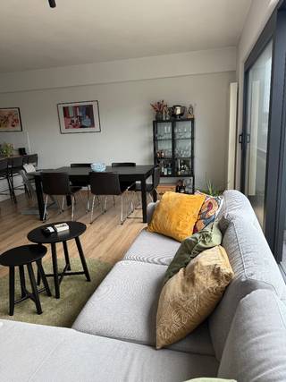 Gezellig instapklaar appartement nabij het station van Lier, gelegen op de tweede verdieping. Ruime en lichtrijke leefruimte met praktische open keuken. Verder beschikt het appartement over twee slaapkamers, een badkamer en berging. Achteraan is er een terras en vooraan een balkon. Het gebouw beschikt niet over een lift en heeft geen syndicus, wat de algemene kosten laag houdt. In de nabije omgeving bevinden zich voldoende parkeermogelijkheden.