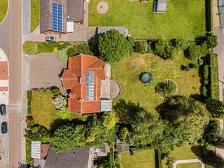 Deze charmante woning in Alken verenigt ruimte, comfort en een rustige ligging in één geheel. Het perceel van maar liefst 2.560 m² biedt een zee aan mogelijkheden: een gezellig terras, een ruime tuin en volop plek om te genieten van het buitenleven.<br /><br />Binnenin beschikt de woning over vijf slaapkamers, ideaal voor een groot gezin of voor wie graag gasten ontvangt. Met twee badkamers is er voldoende comfort en privacy voor iedereen. De leefruimtes sluiten naadloos aan op het terras en de tuin, waardoor binnen en buiten mooi in elkaar overvloeien. Of je nu houdt van tuinieren, spelen met de kinderen of gewoon ontspannen in de zon – deze woning maakt het allemaal mogelijk.<br /><br />Ook op praktisch vlak scoort dit huis hoog. Zo is er een ruime garage met plaats voor fietsen, gereedschap en extra opslag. Dankzij de indeling en de royale oppervlakte leent de woning zich bovendien perfect voor een vrij beroep of kantoor aan huis – ideaal voor wie wonen en werken wil combineren.<br />Bron bewoonbare oppervlakte: EPC<br />Buitengewone kenmerken:<br />- Perceeloppervlakte van 2.560 m²<br />- 5 ruime slaapkamers <br />- 2 badkamers<br />- Grote garage met extra opbergruimte<br />- Zonnepanelen 4320 Wp<br />- Gezellig terras en uitgestrekte tuin om volop van het buitenleven te genieten<br />- Mogelijkheid tot vrij beroep of kantoor aan huis<br />- Rustige ligging, geen achterburen