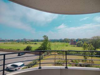<p>In het hart van Oostende, aan de Troonstraat, bevindt zich een uiterst aantrekkelijk appartement dat binnenkort beschikbaar komt voor huur. Deze modern vormgegeven woning is een ideale uitvalsbasis voor zowel alleenstaanden als koppels die de charme van de kuststad willen ervaren. Met zijn frisse uitstraling en slimme indeling biedt het appartement een woonkamer, een slaapkamer, een moderne keuken en een badkamer, perfect voor comfortabel dagelijks leven. De bouw van dit stijlvolle complex is voltooid in 2025, zodat je verzekerd bent van hedendaagse voorzieningen en afwerkingen.</p>
<p>Bij dit appartement hoort ook een garage, wat een welkome luxe is in een drukbevolkte stad als Oostende. De unieke locatie, met alle denkbare faciliteiten binnen handbereik, maakt het tot een gewilde plek om te wonen. Het is de ideale keuze voor wie zoekt naar een hoogwaardige woonplek met een prettige sfeer. Hier geniet je van de combinatie van nieuwe technologieën en een gezellige omgeving, wat bijdraagt aan een hoog wooncomfort in deze innovatieve woonruimte.<br /><br />Het appartement is beschikbaar vanaf 01/09/2026 aan een huurprijs van € 1350 per maand aangevuld met een voorschot van €75 voor de algemene onkosten. De nutsvoorzieningen zijn individueel. Ben je geïnteresseerd in dit pand te huur in Oostende? Ga naar de website www.dermul.be, klik op het pand dat je wenst te huren. Via de knop "ik heb interesse" vragen we u kort een profiel in te vullen. Daarna nemen we contact op voor een bezoek. Telefonisch kunnen er geen afspraken gemaakt worden.</p>