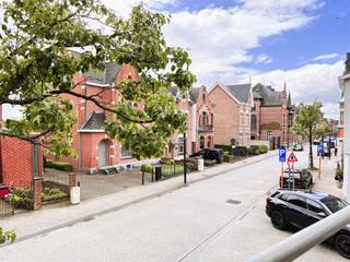 Dit prachtig gelegen appartement beschikt over een ruime living, een modern ingerichte keuken en een heel grote slaapkamer. Aan de living is op...