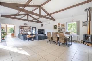 <p><span>Century21 ImmoNero presenteert TOPLIGGING gelegen in een doodlopende straat, in een residentiële wijk van Jezus-Eik, biedt deze gerenoveerde woning van 250m2  op een prachtig zuid-west georiënteerd terrein van 1052m2: Fraaie inkom hal met vestiaire en WC, Grote open living met eetkamer, zithoek en haardhoek van 60m2 die uitgeeft op het zuid-west gerichte terras van 45m2 met Jacuzzi, en aansluitend aan ruim bureau van 40m² (ook extra kamer mogelijk) zonnige ruime keuken van 17m², 4 slaapkamers van 16m2, 10m2, 10m2 en een fraaie masterbedroom 26m² met en-suite badkamer en een lounge/ leeshoek 14m² die aansluit op de tuin. De woning beschikt verder over ruime parkeerplaatsen (4 buitenplaatsen), een dubbele garage (37m2) en kelder (14,5m2).  EPC - C, Elektriciteit conform! 18 zonnepanelen. </span></p>