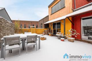 <p><span>De centrale ligging is een grote troef van de woning. Op wandelafstand van het centrum van Kontich en vlak bij belangrijke invalswegen (N171) richting Antwerpen en Brussel. Winkels, openbaar vervoer en kwalitatieve scholen bevinden zich in de directe nabijheid. Ondanks de centrale ligging geniet u hier van een rustige omgeving met voldoende parkeermogelijkheden in de omgeving. De woning zelf biedt een zee van licht en een uniek ruimtegevoel.</span></p><p><span> </span></p><p><span>In de leefruimte valt meteen de authentieke parketvloer op. Grote raampartijen zorgen voor veel licht en een aangenaam uitzicht. De open haard brengt tijdens de koude maanden extra gezelligheid. Er is ruimschoots plaats voor een groot salon en een eetplaats. </span></p><p><span> </span></p><p><span>Aansluitend vindt u de moderne leefkeuken. Deze is voorzien van een groot kookeiland, hoogwaardige inbouwtoestellen (waaronder een Amerikaanse koelkast en gasvuur) en een strakke afwerking met donker werkblad. Het eiland en de ingemaakte kasten zorgen voor extra opslagruimte wat extra luxe biedt. </span></p><p><span> </span></p><p><span>Via de schuiframen in de keuken heeft u directe toegang tot de absolute troef van deze woning: het immense dakterras. Hier geniet u in alle privacy van de buitenlucht, ideaal voor zomerse barbecues of een rustig koffiemoment.</span></p><p><span> </span></p><p><span>De badkamer is goed uitgerust, een dubbele designwastafel en een vrijstaand ligbad waar u heerlijk tot rust kunt komen en voor het gemak nog een inloopdouche. </span></p><p><span> </span></p><p><span>De woning beschikt over vier zeer ruime slaapkamers, veel bergruimte en een grote bewoonbare oppervlakte. Daarnaast is er een aangename buitenruimte en is de woning gelegen op een gunstige locatie. </span></p><p><span> </span></p><p><span>Indeling en troeven</span></p><ul><li><span>Leefruimte: Royale woonkamer op prachtige parket met open haard.</span></li><li><span>Keuken: Moderne keuken met eiland, veel kastruimte en toegang tot het terras.</span></li><li><span>Buitenruimte: Uitzonderlijk groot dakterras dat fungeert als verlengstuk van de leefruimte.</span></li><li><span>Badkamer: Stijlvolle badkamer met bad, douche en dubbele lavabo.</span></li><li><span>Slaapkamers: Vier ruime kamers met veel lichtinval.</span></li></ul><p><span> </span></p><p><span>Interesse in dit instapklare pand met karakter? Contacteer ons vandaag nog!</span></p><p><span> </span></p>