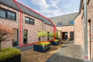 Ontdek deze instapklare en uiterst energiezuinige woning met een bewoonbare oppervlakte van 107 m². De woning verwelkomt je met een lichte en ruime leefruimte, waar een grote schuifdeur zorgt voor directe toegang tot het zonnige terras, ideaal om te genieten van een ontspannen moment buiten.<br />De halfopen keuken sluit deels aan op de leefruimte, waardoor je geniet van een aangenaam gevoel van verbinding, maar toch de nodige privacy behoudt bij het koken. Verder biedt de woning drie volwaardige slaapkamers, een verzorgde badkamer en een ruime ondergrondse garage van maar liefst 37 m² – perfect voor wagen, fietsen en extra opslagruimte.<br /><br />Residentie De Veldhoeve bevindt zich in het charmante dorp Veldwezelt, deelgemeente van Lanaken. Deze locatie staat synoniem voor rustig en comfortabel wonen in een verzorgde, groene omgeving met een uitgesproken dorps karakter.<br /><br />Dankzij de vlotte verbindingen met de autostrade geniet u van een uitstekende bereikbaarheid. De bruisende stad Maastricht ligt op slechts 10 minuten rijden, terwijl ook Lanaken, Bilzen en Tongeren gemakkelijk bereikbaar zijn.<br />Alle dagdagelijkse voorzieningen zoals supermarkten, scholen en buurtwinkels bevinden zich vlakbij, wat het wooncomfort aanzienlijk verhoogt. Ook het openbaar vervoer is goed georganiseerd, met bushaltes op wandelafstand.<br /><br />De wijk wordt gekenmerkt door haar gezinsvriendelijke en rustige karakter. De nette straten, groene omkadering en stabiele buurt zorgen voor een aangename woonervaring waar rust en bereikbaarheid perfect samenkomen.<br />Kortom, Residentie De Veldhoeve biedt het beste van twee werelden: landelijke rust met stedelijke nabijheid — ideaal voor wie comfortabel wil wonen op een strategische locatie nabij Maastricht.<br /><br />Bezichtig deze woning ook digitaal en 'loop' zelf door de woning. Kijk daarvoor op onze website of via: my.matterport.com/show/?m=HgjaRpiscLu<br /><br />INDELING<br /><br />Gelijkvloers:<br /><br />- Inkomhal met stijlvolle glazen steellook deur als eyecatcher;<br />- Apart gastentoilet (Geberit) met lavabo;<br />- Leefruimte werd bekleed met keramische parket, LG airco aanwezig (koelen en verwarmen met app functie mogelijk), TV aansluiting;<br />- Keuken met zithoek voorzien van AEG combi-oven, vaatwasser, koelkast, zwarte afgietbak (FRANKE), een Zanussi 4-pit inductievuur en een Elica dampkap, via de keuken is er toegang tot het terras;<br />- Berging voorzien van wateronderhard, aansluitingen voor een wasmachine en droogkast.<br /><br />1e verdieping: <br /><br />- Slaapkamer 1 en 2 werden bekleed met een laminaatvloer, voorzien van een Velux dakraam;<br />- Apart toilet (Geberit);<br />- Hal voorzien van inbouwkasten voor technieken slim weg te werken;<br />- Badkamer voorzien van keramische vloer, met ligbad (met douchefunctie), enkele wastafel met werkbladruimte, spiegelkast met licht;<br />- Slaapkamer 3, de masterbedroom, voorzien van airco, TV aansluiting en laminaatvloer.<br /><br />Kelder:<br /><br />- Natuursteen beklede keldertrap;<br />- Ruime kelder met plaats voor 2 wagens;<br />- Elektrisch gestuurde sectionale poort met afstandsbediening;<br />- Hoog plafond wat zorgt voor mogelijkheden om te stapelen in de hoogte;<br />- Garage geeft uit op de gemeenschappelijk van de kelder van de residentie.<br /><br /> <br />Tuin:<br /><br />- Volledig omheind;<br />- Zuidwest georiënteerd; <br />- Groot verhard terras voor minstens 6 personen comfortabel te laten zitten;<br />- Manuele zonneluifel;<br />- Buitenkraan en stopcontact voorzien;<br />- Sfeerverlichting aanwezig.<br /><br />Extra troeven:<br /><br />- Gezamenlijke regenwaterput voor toiletten door te spoelen;<br />- Vliegenhoren aanwezig (buiten de Velux dakramen);<br />- Velux dakramen hebben allen een extra gordijn ter verduistering van de kamer;<br />- Dankzij de inpandige garage stap je steeds comfortabel binnen – geen ijs meer krabben op koude ochtenden en geen natte boodschappen meer bij regenweer.<br /><br />BELANGRIJK: VME kosten zijn 83,50 EUR / maand<br /><br />Bekijk de video hier: https://www.instagram.com/reel/DQKXRAVja1J/?utm_source=ig_web_copy_link&amp;igsh=MzRlODBiNWFlZA==<br /><br />Energieprestatie en binnenklimaat (EPB-EPC)<br />Certificaat beschikbaar: ja<br />EPC certificaatnummer: 73042-G-DBA_2016001290/EP13625/A154/D04/SD001<br />Berekende energiescore : (kWh/m²): 88 kWh / (m² jaar) - A label (E peil 43) <br />Het certificaat is geldig tot en met: 13/10/2031<br />Electrische installatie: ja - CONFORM<br /><br />Informatie stedenbouwkundige voorschriften:<br />Stedenbouwkundige vergunning: ja<br />Meest recente bestemming: woongebieden<br />Dagvaarding uitgebracht: niet van toepassing<br />VOORKOOPRECHT OP DIT GOED: neen<br />VERKAVELINGSVERGUNNING: niet van toepassing<br />WATERGEVOELIG OPENRUIMTEGEBIED: neen<br /><br />Overstromingsgevoelige gebieden: <br />Perceelscore of P-score : D<br />Gebouwenscore of G-score: B<br />Ligging in Signaalgebied: neen<br />Ligging in afgebakende oeverzone of afgebakend overstromingsgebied: neen<br /><br />A:geen overstroming gemodelleerd B: kleine kans op overstromingen onder klimaatverandering C: kleine kans op overstromingen D: middelgrote kans op overstromingen<br /><br />Beschermd erfgoed<br />GEINVENTARISEERD ERFGOED: neen<br />BESCHERMD ONROEREND ERFGOED: neen