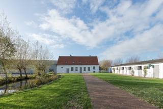 Buitengewone hoeve met multifunctioneel karakter op 16.591m². Deze unieke eigendom omvat naast het, kwalitatief hoogstaand, gerenoveerde woonhuis...