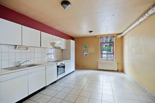 Op een topligging, op wandelafstand van het bruisende stadscentrum en alle dagelijkse voorzieningen, vindt u dit verzorgd gelijkvloers appartement, dat in 1992 werd gerenoveerd. Dankzij de ligging in een kleinschalige residentie geniet u van lage gemeenschappelijke kosten. Een uiterst interessante opportuniteit, zowel voor eigen bewoning als voor investeerders. Het is namelijk mogelijk om het volledige gebouw, bestaande uit drie appartementen, aan te kopen. <br /><br />De indeling is praktisch en aangenaam: via de inkomhal met handige vestiairehoek en afzonderlijk gastentoilet bereikt u de keuken met aansluitend de leefruimte. Verder beschikt het appartement over twee volwaardige slaapkamers, een badkamer en een gezellige koer waar u in alle rust kan genieten.<br /><br />Als extra troef is er nog een ruime kelderberging aanwezig, ideaal voor het wegbergen van fietsen of seizoensgebonden spullen.<br /><br />Dit appartement combineert een centrale ligging met comfort en een slimme indeling – een absolute aanrader voor wie zoekt naar een zorgeloze woonst of een solide investering.