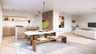 Welkom in Residentie Carolus, een kleinschalig nieuwbouwproject in het centrum van Oud-Turnhout. Dit ruime appartement op de eerste verdieping biedt een oppervlakte van 135,5 m² en een prachtig zuidgericht terras van 36 m², ideaal om in alle rust van de zon te genieten. Verkoop onder registratierechten. Betaling bij oplevering.<br /><br />De lichtrijke leefruimte met open keuken vormt het hart van het appartement en geeft via grote raampartijen rechtstreeks uit op het royale terras. Verder beschikt het appartement over 2 volwaardige slaapkamers, 2 badkamers, een gastentoilet, een praktische berging en een stijlvolle inkomhal.<br /><br />De hoogwaardige afwerking omvat onder meer een luxueuze AEG-keuken, parketvloeren, vloerverwarming via een individuele warmtepomp, ventilatiesysteem D, 5 zonnepanelen, aluminium buitenschrijnwerk, screens aan de zuidgevel en rolluiken in de slaapkamers. Dankzij het E-peil < E20 geniet u van maximaal wooncomfort én een laag energieverbruik.<br /><br />Privatieve parkeerplaats en/of garagebox verplicht bij aan te kopen.<br /><br />Een unieke woonkans voor wie op zoek is naar ruimte, luxe en een energiezuinige nieuwbouwwoning op een uitstekende locatie!