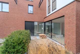 De site “Nieuwenhuyze” staat voor duurzaam en energiezuinig wonen in een bruisende stad, met tegelijk de rust en privacy van je eigen cocon. <br /><br />Deze unieke woning beschikt over een privé-tuin/terras (ca 14,25 m2) , inpandige garage en een dakterras op de tweede verdieping.<br />Het gelijkvloers omvat een Inkomhal met apart toilet, volledig ingerichte open keuken en een woonkamer met toegang naar tuin/terras en met open trap naar de verdieping.Verder is er een inpandige garage (ca 18 m2) met aansluiting was-en droogkast<br />Op de eerste verdieping bevindt zich de nachthal met 2 slaapkamers (ca 14 m2 /ca 13 m2) en een badkamer uitgerust met o.a. inloopdouche en tweede toilet.<br />Een mogelijke derde slaapkamer (ca 10,5 m2) of bureel situeert zich op de derde verdieping en geeft toegang tot het dakterras (ca 14 m2).<br /><br />Interesse in deze uitzonderlijk woonst, aarzel niet en contacteer ons voor een bezoek!<br /><br /> (*) Aankoopprijs zonder BTW en kosten