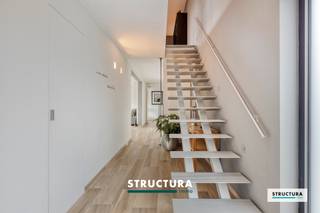 In de bijzonder aangename en landelijke woonwijk te Landbeek in Mollem bevindt zich deze uitstekend onderhouden open bebouwing, gelegen in een rustige, doodlopende straat. De woning werd gebouwd in 2002 en vanaf 2016 kwalitatief gerenoveerd, met bijzondere aandacht voor afwerking, comfort en hedendaagse technieken.De bijzonder lichtrijke leefruimte geniet dankzij de grote raampartijen van een mooie verbinding met het zuidwestelijk georiënteerde terras en de tuin. De vernieuwde vloer, stijlvolle ingemaakte kasten en prachtige keuken van Broothaerts zorgen voor een warm en harmonieus geheel. Ook de aluminium ramen werden vernieuwd.De woning beschikt over een praktische indeling met drie slaapkamers, waarvan één met aansluitende dressing en een afzonderlijke bureau- of hobbyruimte. Verder zijn er twee toiletten en een inpandige garage aanwezig.Ook technisch is de woning uitstekend uitgerust met centrale verwarming, zonnepanelen, een thuisbatterij, domotica en een alarmsysteem.De eigendom bevindt zich op een perceel van 6a 77ca, heeft een gevelbreedte van maar liefst 14,40 meter en biedt ruime parkeergelegenheid op eigen terrein.Een bijzonder verzorgde en instapklare gezinswoning waar rust, ruimte en hedendaags wooncomfort samenkomen!Meer info of een bezoek ter plaatse? Contacteer Structura op 02/460.80.46 of via info@structura.be.