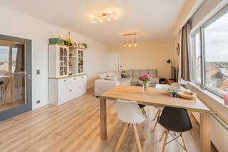 <p>Op zoek naar een instapklaar appartement op een strategische ligging in Mechelen? Dit lichtrijke en smaakvol gerenoveerde appartement op de vijfde en bovenste verdieping combineert comfort, rust en een uitstekende bereikbaarheid.</p>
<p>Bij het betreden van het appartement valt meteen de aangename leefruimte op, waar grote raampartijen zorgen voor een overvloed aan natuurlijk licht en een mooi open zicht. De warme afwerking en hedendaagse materialen creëren een gezellige en verzorgde sfeer. Aansluitend bevindt zich de volledig uitgeruste keuken, praktisch ingericht en perfect geïntegreerd in het geheel.</p>
<p>Het appartement beschikt over twee volwaardige slaapkamers, ideaal voor een koppel, een klein gezin of als combinatie wonen/werken. De badkamer is functioneel en modern ingericht, en wordt aangevuld met een apart gastentoilet.</p>
<p>Gelegen in de gegeerde buurt rond het Vrijbroekpark – zonder twijfel één van de meest aangename woonomgevingen van Mechelen – geniet u hier van een groene en rustige omgeving, terwijl het bruisende stadscentrum zich op korte afstand bevindt. Bovendien zorgen de vlotte verbindingswegen en nabijheid van openbaar vervoer voor een uitstekende mobiliteit.</p>
<p>Extra troef is de privatieve kelderberging, die zorgt voor bijkomende opbergruimte.</p>
<p>Kortom, een ideaal appartement voor wie comfortabel wil wonen op een toplocatie, met alles binnen handbereik.</p>