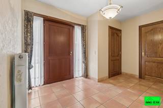 +++ Eenestraat 4, Iddergem +++<br /><br />Deze gezellige 3-gevelwoning is ideaal gelegen op wandelafstand van de dorpskern van Iddergem, met scholen, winkels en openbaar vervoer binnen handbereik. Bovendien geniet u van een vlotte verbinding naar belangrijke invalswegen. Bij het betreden van de woning komt u in de inkomhal met gastentoilet. De <strong>ruime en lichtrijke leefruimte</strong> bestaat uit een gezellige zithoek en een eetkamer. Aansluitend vindt u een <strong>aparte, volledig geïnstalleerde keuken </strong>met directe toegang tot het <strong>terras </strong>en de <strong>tuin</strong>. De tuin beschikt tevens over een handige <strong>tuinberging</strong>. Op het gelijkvloers bevindt zich eveneens <strong>de eerste slaapkamer en de badkamer </strong>uitgerust met een ligbad en een tweede toilet. Verder is er nog een praktische berging met douche. Op de eerste verdieping bevindt zich de <strong>tweede ruime slaapkamer</strong>. <strong>De zolderverdieping biedt de mogelijkheid om ingericht te worden als derde slaapkamer of polyvalente ruimte</strong>. De woning beschikt eveneens over een <strong>aparte garage</strong> met afgesloten oprit, wat zorgt voor extra comfort en parkeergelegenheid. Interesse? Voor meer inlichtingen of een bezoek, contacteer ons via info@immoteam.be of 0478/05 90 69.
