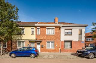 Sommige woningen hebben veel vierkante meters. Andere hebben vooral een fijne ligging, een goede sfeer én mogelijkheden. Deze woning in de Maasstraat behoort tot die laatste categorie.<br />De woning ligt in een rustige en gegeerde buurt van Mechelen en is vandaag perfect bewoonbaar. Wie graag zijn eigen stijl aan een woning geeft kan ze op termijn verder opfrissen maar grote werken zijn zeker geen must om hier aangenaam te kunnen wonen.<br />Binnen vinden we gezellige leefruimtes en twee aangename slaapkamers. Er is ook een vernieuwde badkamer met inloopdouche. Een belangrijke extra troef is de zolderverdieping. Deze biedt nog heel wat mogelijkheden om verder in te richten en zo bijkomende bewoonbare oppervlakte te creëren. Een extra slaapkamer, bureau of hobbyruimte? De ruimte is er alvast. Wel even kijken waar je een vaste trap zou installeren.<br />Achteraan ligt de stadstuin van ongeveer 30 m². Groot genoeg om gezellig buiten te eten, vrienden te ontvangen of rustig te genieten zonder dat je ieder weekend met tuinonderhoud bezig bent. De twee praktische opbergruimtes zijn bovendien bijzonder handig voor je fietsen, gereedschap en extra stockage.<br />En dan is er natuurlijk de ligging. Rustig wonen in een aangename en gegeerde buurt, terwijl het centrum van Mechelen en alle dagelijkse voorzieningen vlot bereikbaar blijven.<br />Een woning die vandaag al fijn woont, maar waar je morgen nog helemaal je eigen plek van kan maken.<br />Kom vooral eens kijken. Boek een bezoek in met Philippe op onze site bij het knopje 'bezoekmoment'. 