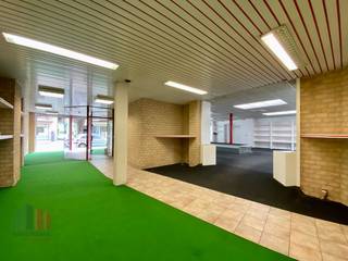 Commercieel gelegen handelsruimte met een oppervlakte van 43 m² te koop langs én met visibiliteit van de bedrijvige Veurnestraat in De Panne.<br />De winkel betreft een open ruimte met vooraan een glazen vitrine. Hierdoor geniet men van een fenomenale zichtbaarheid. In combinatie met de drukke ligging is dit dé ideale locatie voor uw bedrijf! Ruime parkeermogelijkheden in de straat. Beschikbaar bij akte.<br /><br />Contacteer PANORAMA B2B voor bijkomende inlichtingen, plannen of een vrijblijvend plaatsbezoek 0479 70 70 73.