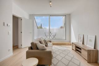 <p><span>Eigentijds duplexappartement met licht, ruimte en een warme woonbeleving</span><span><br />Markgravelei 154/301, 2018 Antwerpen</span></p><p><span>In de geliefde Markgravebuurt ontdek je dit duplexappartement waar licht, ruimte en comfort centraal staan. Hier woon je in een rustige straat met de stad altijd binnen handbereik, in een omgeving die zowel levendig als aangenaam residentieel aanvoelt.</span></p><p><span>Het gebouw draagt een duidelijke architecturale signatuur en combineert een verzorgde, klassieke uitstraling met hedendaagse renovatie. Zodra je binnenkomt, valt meteen de aangename hoogte van de plafonds en de overvloed aan natuurlijk licht op. Het geheel voelt open en luchtig aan, zonder in te boeten op warmte en gezelligheid.</span></p><p><span>De ligging is een echte troef: op wandelafstand vind je parken, lokale handelszaken en populaire adresjes waar je terechtkan voor koffie, brood of een avondje uit. Tegelijk ben je vlot verbonden met het stadscentrum en belangrijke invalswegen.</span></p><p><span>Wat deze woonst bijzonder maakt</span></p><ul><li><span>Duplex met een logische en comfortabele indeling </span></li><li><span>Veel natuurlijke lichtinval doorheen de volledige woning </span></li><li><span>Twee volwaardige slaapkamers, elk met hun eigen badkamer </span></li><li><span>Aangename buitenruimtes waar je rustig kan genieten </span></li><li><span>Instapklaar en goed onderhouden </span></li><li><span>Gelegen in een gegeerde en rustige stadsbuurt </span></li></ul><p><span>De woonruimte bevindt zich op de bovenste verdiepingen en vormt het hart van het appartement. De leefruimte loopt mooi over in de eetplaats en de open keuken, die volledig uitgerust is met kwalitatieve toestellen en ontworpen werd met oog voor functionaliteit en gebruiksgemak. Aansluitend aan de keuken bevindt zich een terras aan de achterzijde, waar je uitkijkt op een groene en rustige omgeving.</span></p><p><span>Op hetzelfde niveau vind je ook een gastentoilet, een praktische berging met aansluitingen voor wasmachine en droogkast, en de hoofdslaapkamer met eigen badkamer.</span></p><p><span>De bovenverdieping biedt plaats aan een tweede slaapkamer met privatieve badkamer, wat zorgt voor extra privacy en comfort voor bewoners of gasten.</span></p><p><span>Een woning die niet alleen praktisch is ingedeeld, maar vooral een aangename plek biedt om thuis te komen in het hart van een van de meest gegeerde buurten van Antwerpen.</span></p>