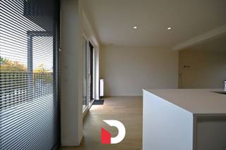 Maak kennis met dit schitterende en uiterst verzorgde nieuwbouwappartement met 2 slaapkamers en riant zonneterras. <br />De ligging van het appartement is uiterst strategisch vanwege de nabijheid van het centrum, winkels, scholen, openbaar vervoer, expresweg / E40, ... en dit op wandelafstand van Brugge centrum.<br />Dit recente appartement heeft een oppervlakte van 84,5 m² + ruim zonneterras van 14 m². Er is een uiterst gezellige leefruimte aanwezig opgesplitst in een zithoek, eetplaats en halfopen keuken die veel natuurlijke lichtinval geniet. Annex keuken is er nog een praktische berging. <br />Het appartement werd volledig vernieuwd in 2022-2023 en voldoet volledig aan de huidige energienormen waardoor het een duurzaam EPC label A heeft. <br /><br />Voorts zijn er 2 slaapkamers aanwezig, een afzonderlijk toilet en een badkamer met inloopdouche en lavabomeubel.<br /><br />Er is een mogelijkheid tot aankoop van een ondergrondse parkeerplaats onder het gebouw ter waarde van € 19.600. <br /><br />Het eigendom is erg geschikt voor zowel eigen gebruik evenals belegginsopportuniteit.<br /><br />Contacteer ons snel voor een bezoek aan dit complete en instapklare appartement op een uiterst goede ligging te Brugge! Dit kan via info@delbecque.immo