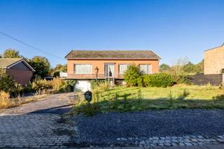 <p><strong>Op een ruim perceel van maar liefst 1.264 m² bevindt zich deze vrijstaande woning met een volledige onderkeldering en een bijzonder ruime tuin. De woning dateert van 1975 en biedt dankzij haar praktische indeling, royale perceeloppervlakte en talrijke mogelijkheden een uitstekende basis voor wie op zoek is naar een woning om volledig naar eigen smaak te renoveren. EPC-label E (493 kWh/m²/jaar) - Elektrische keuring niet conform<br /></strong><br />Gelegen op het einde van een doodlopende straat vlakbij het centrum van Hulshout én met een lagere school op wandelafstand. Als kers op de taart is het erkend en beschermd natuurgebied "De Grote Nete en Herenbossen" uw achtertuin.</p>
<p><span>Via de inkomhal betreden we de woning en bereiken we de ruime, lichtrijke leefruimte. De grote raampartijen zorgen voor een aangename natuurlijke lichtinval, terwijl de centraal geplaatste houtkachel extra gezelligheid biedt. Aansluitend bevindt zich de afzonderlijke keuken, uitgerust met houten keukenkasten en de nodige toestellen.</span></p>
<p><span>Verder beschikt de woning over drie slaapkamers en een badkamer, ingericht met een ligbad, douche en wastafel. Alle woonvertrekken bevinden zich op hetzelfde niveau, wat zorgt voor een bijzonder praktische indeling.</span></p>
<p><span>Een belangrijke meerwaarde is de </span><strong><span>volledige onderkeldering</span></strong><span>. Deze omvat onder meer een ruime inpandige garage, een wasruimte, technische voorzieningen en verschillende bijkomende bergmogelijkheden. Ideaal voor wie nood heeft aan extra opslag- of hobbyruimte.</span></p>
<p><span>De woning is gelegen op een mooi perceel van 1.264 m² en wordt omgeven door een bijzonder ruime tuin. Zowel aan de voor- als achterzijde is er volop ruimte om een aangename buitenomgeving te creëren. Het verhoogde terras aan de achtergevel biedt een mooi uitzicht over de tuin, waar zich eveneens een houten tuinhuis bevindt.</span></p>
<p><span>Het huis verkeert grotendeels in haar oorspronkelijke staat en vraagt om renovatie. Dit biedt toekomstige eigenaars de mogelijkheid om het geheel volledig naar eigen wensen en hedendaagse woonnormen in te richten.</span></p>
<p><strong><span>Op zoek naar een vrijstaande woning met een ruim perceel, gelijkvloers wooncomfort en heel wat potentieel?</span></strong><span> Ontdek zelf de mogelijkheden van deze eigendom en contacteer ons via 014/95 37 50!</span></p>