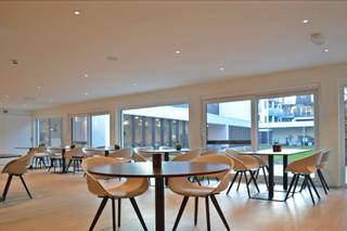 Residentie Adagio is het nieuwe, moderne en zelfstandig woonconcept dat gerealiseerd is in het hartje van Tielt. De residentie beschikt over 66 erkende woonentiteiten met een mix van 1 en 2 slaapkamers. Op vandaag zijn er enkele assistentiewoningen te huur. <br /><br />De centrale ligging en de aanwezigheid van het tuinpaviljoen vormen de perfecte combinatie om zorgeloos ouder te worden.<br />De appartementen zijn uitgerust met de nieuwste technologie en staan garant voor uw veiligheid en comfort.<br /><br />Het woonconcept beschikt over een eigen restaurant, tearoom en bar. De assistentiewoningen beschikken over een eigen keuken en badkamer waardoor u kan genieten van privacy en zelfstandigheid. Het zorgpersoneel is 24/7 aanwezig en kan bijspringen waar nodig. Zij streven er elke dag naar om iedere bewoner het hotelgevoel te geven. Hier kunt u levenslang genieten!<br /><br />Zelfstandig wonen dat eenzaamheid buiten spel zet!<br /><br />Er worden dagelijks verschillende culturele activiteiten georganiseerd, zowel binnen- als buitenshuis. <br /> <br /><br />De dagprijs start vanaf € 41.<br />U kunt het volledig aanbod bekijken via onze website: http://vlaemynck.be/pand/0/1384612 .<br /> <br /><br />Kom nu dit unieke woonconcept zelf ontdekken door uw bezoek aan te vragen!