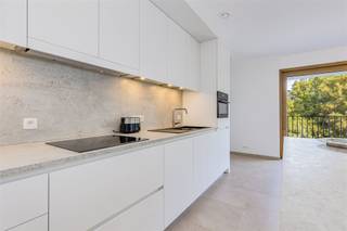 <p><span>Dit </span><span>nieuwbouwappartement met parking </span><span>bevindt zich op de tweede verdieping van het prestigieuze project </span><span>Tuinen van Eden</span><span>, voorzien van lift, in het hart van </span><span>Wilrijk.</span></p><p><span>Ligging</span><span><br />De locatie is een absolute troef: op wandelafstand van de </span><span>Bist</span><span> en toch rustig gelegen in een groene omgeving. Dankzij de nabijheid van de A12 geniet u van een vlotte bereikbaarheid, terwijl openbaar vervoer, winkels en het </span><span>Neerlandpark </span><span>zich vlakbij bevinden.</span></p><p><span> </span></p><p><span>Indeling</span></p><p><span>- inkomhal </span></p><p><span>- nachthal met ingemaakte kasten</span></p><p><span>- leefruimte</span></p><p><span>- open keuken (Ilwa)</span></p><p><span>- badkamer met inloop douche</span></p><p><span>- apart toilet</span></p><p><span>- slaapkamer 1 met ingemaakte kasten</span></p><p><span>- slaapkamer 2</span></p><p><span>- aparte wasberging</span></p><p><span>- technische ruimte</span></p><p><span>- terras met berging</span></p><p><span> </span></p><p><span>Bijzonderheden</span></p><p><span>- energiezuinig EPC A - 16 kWh/m² jaar</span></p><p><span>- vloerverwarming en vloerkoeling</span></p><p><span>- onmiddellijk beschikbaar </span></p><p><span>- veel lichtinval</span></p><p><span>- goede ligging</span></p><p><span>- gemeenschappelijke fietsenberging</span></p><p><span>- ondergrondse autostaanplaats inbegrepen</span></p><p><span>- Verkoop onder BTW 21%</span></p><p><span> </span></p><p><span>Lijkt dit appartement in Wilrijk iets voor jou te zijn, ben je op zoek naar ander vastgoed te koop of te huur in Wilrijk of wens je de waarde van jouw eigendom te kennen? </span></p><p><span>Dan ben je bij BOLT IMMO aan het juiste adres! Wij helpen jou graag verder. Bel 03 568 68 06 of mail naar <span>info@bolt.immo</span></span></p><p><span> </span></p>