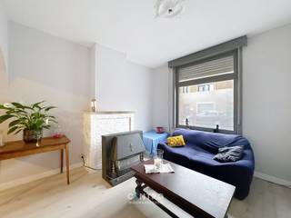 Leuk gelegen woning te Assebroek met 4 slpks, ZUIDgerichte tuin en mogelijkheid tot het huren van een aanpalende garagebox!<br /><br /><strong>INDELING:<br /><u><em>Gelijkvloers:</em></u></strong><br />Inkomhal - living (met zithoek en eetplaats) - keuken (O.a. met gasfornuis, dampkap, oven en dubbele spoelbak) - veranda - badkamer (O.a. met dubbel lavabomeubel en ligbad met geïntegreerde douche) - afzonderlijk toilet - ruime wasplaats/berging - tuin met ZUIDgericht zonneterras.<br /><br /><u><em><strong>Eerste verdieping:</strong></em></u><br />Nachthal - 2  RUIME slaapkamers.<br /><br /><u><em><strong>Tweede verdieping:</strong></em></u><br />Nachthal - 2 slaapkamers.<br /><br /><u><strong>Opmerkingen:</strong></u><br />- Eventueel mogelijkheid tot het huren van een aanpalende garagebox!<br />- GOEIE LIGGING: Mobiscore: 8,5/10!<br />- Regenwaterput aanwezig.<br /><br />INTERESSANTE woning voor JONGE GEZINNEN aan SCHERPE PRIJS! Aarzel zeker niet om ons te contacteren voor een bezoek ter plaatse: 050/70.01.02 - info@centro.be.
