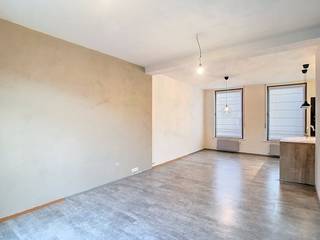 Ce confortable appartement en duplex est situé dans la rue commerçante de Poperinge, près de la gare et de la Grote Markt. Il est situé aux premier...
