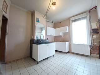 Te renoveren hoekwoning te Menen.Indeling is als volgt : * Gelijkvloers : inkom, living, keuken, kelder , toilet en overdekte koer* Eerste verdiep :...