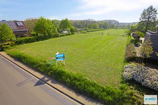 Prachtig perceel bouwgrond van 8 are 10 ca bestemd voor een open bebouwing samen met bijhorend een groot achterliggend perceel landbouwgrond / boomgaard van 49 are 30 ca. Unieke open vergezichten op de natuur. Ideaal voor het houden van weidedieren/paarden. De toekomstige nieuwbouw woning kan ingeplant worden op 3 meter van de zijdelingse scheidingslijnen. De bouwdiepte mag tot 15 meter op het gelijkvloers en tot 12 meter op de verdieping. De bouwstijl mag naar keuze afgewerkt worden met een hellend of plat dak. Het terrein bevindt zich ongeveer 1 meter hoger dan het voorliggend wegniveau. Voor de inrit dient 4 meter breedte voorzien te worden tegen de perceelgrens van het aansluitende perceel aan de linkerkant (daar wordt 4 meter breedte voorzien aan de rechterkant).<br /> 
