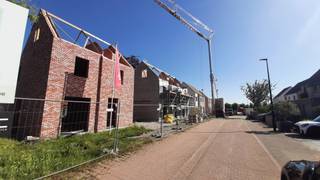 In de Jozef Verduynstraat in Ruddervoorde bouwt Danneels ruime energiezuinige gezinswoningen in stijlvolle architectuur. De woningen zijn ideaal gelegen; in een verkeersluwe straat in het centrum, dicht bij alle voorzieningen.<br /><br />Op het lot 9 bouwen we een fraaie open bebouwing in moderne stijl, goed voor 169 m² woonoppervlakte. Met o.m. een open ingedeelde woonkamer, ingerichte eilandkeuken en badkamer, grote tuin met gezellig terras, 3 mooie slaapkamers, oprit, carport, … vind je hier alles wat een gezin verlangt.<br /><br />Deze bijna-energieneutrale woning (E-peil 20) is uitgerust met een geothermische warmtepomp, vloerverwarming, zonnepanelen en een ventilatiesysteem met warmterecuperatie.<br /><span>Danneels werkt deze woning sleutel-op-de-deur voor je af en jij kiest zelf jouw keuken- en badkamerinrichting en de vloer- en wandtegels bij onze partners. </span><br /><br /><span>De totaalprijs en de oplevertermijn liggen vooraf vast en jouw klantenbegeleider staat voor je klaar.</span>