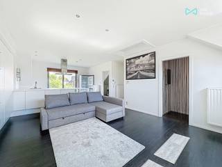 Lichtrijke, gemeubelde studio van 51 m² op de tweede verdieping van een klein gebouw in het centrum van Meise.De ruimte is slim ingedeeld met een...