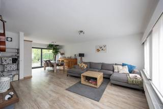 <h3>Gerenoveerde bel-etage met 3 slaapkamers en garage van 48 m² nabij groendomein</h3>
<p>Ruimte, groen en hedendaags wooncomfort komen mooi samen in deze verzorgde <strong>bel-etagewoning uit 1979, gerenoveerd in 2020</strong>. De woning geniet van een aangename ligging met een uitgestrekt <strong>groendomein bijna letterlijk naast de deur</strong>, ideaal voor wandelen, fietsen en ontspanning in de natuur.</p>
<p>Binnen biedt de woning heel wat ruimte met <strong>3 slaapkamers, een uitzonderlijk ruime garage van ca. 48 m², een terras van ca. 25 m² en een aangename tuin met overdekte lounge</strong>. Ook technisch zijn er mooie troeven met <strong>EPC-label B, een conforme elektrische installatie, geen asbest en verwarming via een condensatieketel op gas</strong>.</p>
<h3>Gelijkvloers – uitzonderlijk veel praktische ruimte</h3>
<p>De verzorgde inkomhal werd vernieuwd en afgewerkt met een hedendaagse tegelvloer. Het gelijkvloers biedt opvallend veel functionele ruimte en is daardoor ideaal voor wie belang hecht aan garage-, berg- of hobbyruimte.</p>
<ul>
<li>Zeer ruime <strong>garage van ca. 48 m²</strong>, met plaats voor wagens, fietsen, opslag of hobbyruimte</li>
<li>Praktische <strong>wasplaats van ca. 9 m²</strong> achteraan</li>
<li>Afzonderlijk <strong>bureau van ca. 5 m²</strong>, ideaal voor thuiswerk</li>
<li>Gastentoilet</li>
<li>Vernieuwde inkomhal met tegelvloer</li>
</ul>
<h3>Eerste verdieping – leefruimte, keuken en terras van 25 m²</h3>
<p>De eerste verdieping vormt het leefniveau van de woning. De woonkamer is afgewerkt met parkettegel, verkeert in uitstekende staat en sluit mooi aan op de keuken en het grote terras.</p>
<ul>
<li>Woonkamer van ca. <strong>14 m²</strong></li>
<li>Open haard met extra blazers voor bijkomende verwarming</li>
<li>Volledig uitgeruste keuken</li>
<li>Koken op gas</li>
<li>Rechtstreekse toegang tot een <strong>terras van ca. 25 m²</strong></li>
<li>Terras uitgevoerd in tropisch hardhout</li>
<li>Buitentrap met rechtstreekse verbinding naar de tuin</li>
</ul>
<p>Het ruime terras vormt een echte verlenging van de woonverdieping en creëert een aangename verbinding met de tuin.</p>
<h3>Tweede verdieping – 3 slaapkamers en ruime badkamer</h3>
<p>Op de bovenste verdieping bevinden zich drie slaapkamers en de badkamer, waardoor woon- en slaapgedeelte mooi van elkaar gescheiden zijn.</p>
<ul>
<li>Hoofdslaapkamer van ca. <strong>18 m²</strong></li>
<li>Tweede slaapkamer van ca. <strong>10 m²</strong></li>
<li>Derde slaapkamer van ca. <strong>8 m²</strong></li>
<li>Badkamer van ca. <strong>8 m²</strong></li>
<li>Inloopregendouche</li>
<li>Lavabo</li>
<li>Toilet</li>
</ul>
<h3>Tuin – overdekte lounge, terras en tuinberging</h3>
<p>Ook buiten biedt deze woning heel wat mogelijkheden. Via de trap vanaf het terras bereikt u rechtstreeks de tuin.</p>
<p>Achteraan bevinden zich een <strong>tuinberging, terras en overdekte lounge</strong>, een aangename plek om beschut buiten te zitten. Samen met het nabijgelegen groendomein zorgt dit voor een sterke combinatie van een eigen buitenruimte en veel groen in de onmiddellijke omgeving.</p>
<h3>Ruimte, groen en wooncomfort gecombineerd</h3>
<p>Deze verzorgde bel-etage onderscheidt zich door haar praktische indeling en sterke combinatie van binnen- en buitenruimte. <strong>Drie slaapkamers, een garage van maar liefst 48 m², een terras van 25 m², een tuin met overdekte lounge en een groendomein bijna naast de deur</strong> maken dit een bijzonder complete gezinswoning.</p>
<p><strong>Interesse? Bel ons op 03 535 12 75 voor meer informatie of een bezoek ter plaatse.</strong></p>
<p><strong>BEWOONBARE OPPERVLAKTE:</strong> De vermelde “bewoonbare oppervlakte” is gebaseerd op de “bruikbare vloeroppervlakte” zoals vermeld in het EPC.</p>