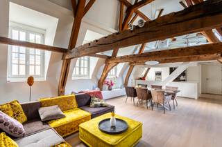 <p><strong>Authentiek gerenoveerd appartement in hartje Antwerpen</strong></p>
<p>Gelegen op de derde verdieping van een karaktervolle patriciërswoning in de charmante Keizerstraat 3, bevindt zich dit prachtig gerenoveerde appartement, ca. 145m2 bew. opp. Hier woont u midden in de stad, op wandelafstand van winkels, restaurants, de academie en tal van culturele hotspots.</p>
<p>Bij het binnenkomen valt meteen de unieke sfeer op: hoge plafonds, een authentieke balkenstructuur en een overvloed aan natuurlijke lichtinval die samen zorgen voor een warm en ruimtelijk gevoel. De volledige renovatie werd met oog voor detail uitgevoerd, waardoor het appartement volledig instapklaar is.</p>
<p>Het hart van de woning is de open keuken met kookeiland, uitgerust met kwalitatieve toestellen en veel werkruimte. Aansluitend vindt u de slaapkamer met uitzonderlijk veel ingemaakte kasten, die zorgen voor een strak en praktisch geheel. De ruime badkamer straalt luxe uit en is voorzien van een royale inloopdouche en een dubbele wastafel met onderbouwkasten.</p>
<p>Op de mezzanine werd slim gebruikgemaakt van de ruimte: enerzijds een gezellige extra slaapkamer, anderzijds een bureelruimte die ideaal is voor thuiswerk of hobby’s.</p>
<p>Doorheen het hele appartement loopt een prachtige parketvloer die warmte en elegantie uitstraalt. Dit unieke appartement combineert authenticiteit en modern comfort op een toplocatie in Antwerpen.</p>
<p>2 kelderbergingen inbegrepen in de prijs.</p>
<p>Een XXL ondergrondse autostaanplaats met riante achterliggende bergruimte te koop aan 50.000 euro.</p>
<p>Benieuwd naar dit appartement?<br />Contacteer LISTED vandaag nog: +32 3 283 51 51.</p>