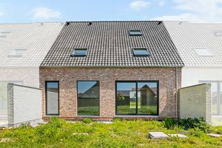 Deze nieuwbouwwoning (lot 25) in landelijke bouwstijl werd reeds wind- en waterdicht opgebouwd en ligt in de rustige en kindvriendelijke woonbuurt van het nieuwbouwproject Paardenmolen. Kom thuis in optimaal comfort met gezellige vloerverwarming, gestuurd door een geothermische warmtepomp en zonnepanelen. Door het e-peil dat lager ligt dan 10 geniet je niet enkel van lage energiekosten maar ben je bij aankoop 5 jaar vrijgesteld van onroerende voorheffing!<br /><br />Vanuit de inkomhal waar er een apart toilet is, loop je door naar de open leefruimte met zithoek en keuken met uitzicht op de tuin. Of kom binnen via de inpandige garage en loop met de boodschappen meteen door naar bergruimte en keuken. Op de eerste verdieping zijn er maar liefst 4 slaapkamers, een badkamer met douche én bad en dubbele wastafel, en nog een apart toilet. Via een vaste trap kom je op de zolder die nog polyvalent ingezet kan worden. Deze woning ligt op een perceel van 374 m² met een west georiënteerde tuin. Dit is een all-inprijs, dus voor een volledig afgewerkte instapklare woning (afsluitingen, terras, gras, oprit, ...).<br /><br />Bij aankoop van deze woning werken wij deze verder op maat van jouw wensen af. Je kan daarbij zelf nog materiaalkeuzes maken. Bekijk alle prijzen, inclusief bijkomende kosten en btw op onze <u><strong>website:</strong></u><strong> dumobil.be/nl/woonprojecten/projecten/egem-paardenmolen-nieuwbouw</strong> Voor vrijblijvende informatie kan je contact opnemen met onze bouwadviseur Sam Borrey via <strong>sam@dumobil.be</strong> of bel <strong>0483 21 01 33</strong>.