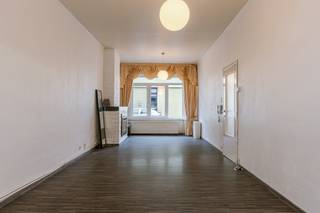 Ruime stadswoning met 5 kamers en tuin nabij centrum Gent<br /><br />Mobiscore: 9,3/10<br /><br />Welkom in de Reinaertstraat 103, een gezellige en rustige straat in het bruisende centrum van Gent. Dankzij de centrale ligging geniet u hier van het beste van beide werelden: een rustige woonomgeving en toch vlakbij winkels, scholen, openbaar vervoer en het historische stadscentrum. De woning bevindt zich vlakbij de fietsas Zuidkaai-Coupure, op een boogscheut van het centrum.<br /><br />Deze ruime en veelzijdige stadswoning biedt een praktische indeling met tal van mogelijkheden. Via de grote inkomhal betreedt u de woning, die toegang geeft tot een ruime living met aangename zitruimte en leefruimte en een volledig uitgeruste keuken in de aanbouw. Achter de keuken ligt de ruime badkamer met enkel wasmeubel, douche-in-bad en toilet. Aansluitend aan de aanbouw bevindt zich de fijne stadstuin, perfect om in alle rust buiten te vertoeven. De woning beschikt ook over een grote kelder, ideaal als extra opslagruimte.<br /><br />Op het eerste verdieping bevinden zich drie volwaardige kamers, die flexibel inzetbaar zijn als slaapkamers, bureau of dressing. De tweede verdieping vervolledigt de woning met een mezzaninekamer (1,5 kamer) en daarnaast nog een vijfde grote slaapkamer.<br /><br />Dankzij de ruime bewoonbare oppervlakte; de meerdere kamers en de buitenruimte is deze woning een uitstekende opportuniteit voor wie op zoek is naar een ruime woning in Gent met veel potentieel.<br /><br />Verhuurwaarde: €1.500/maand<br /><br />Interesse? Bezoekmoment op aanvraag via het telefoonnummer 0474 26 27 58 of thomas@vicusvastgoed.be