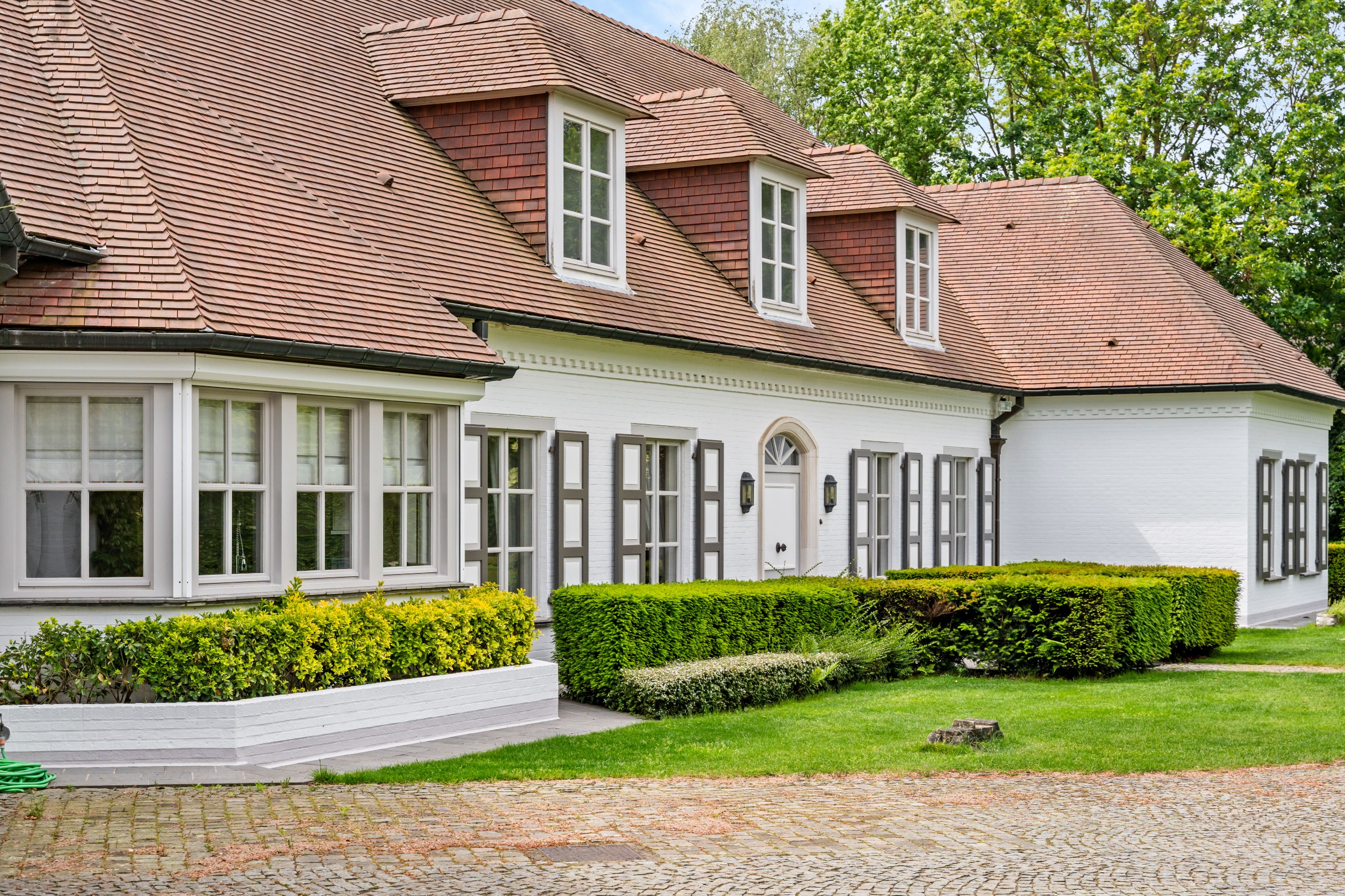 Stijlvolle, kwalitatieve villa van 1008m² gelegen op een terrein van 6709m² op wandelafstand van de binnenstad van Maaseik. - foto 4