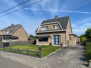RUIME, KWALITATIEVE EN GOED ONDERHOUDEN OPEN BEBOUWING 171M² MET 3 SLAAPKAMERS, BAD- EN DOUCHEKAMER, GARAGE EN TUINrustige ligging nabij centrum...