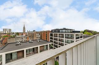 <strong>BEZOEKMOMENT</strong>: <br />zat 19/09 van 14u-15u (enkel op reservatie) <br /><br />Modern nieuwbouwappartement te koop in Roeselare met gunstige oriëntatie.<br />6 % is mogelijk bij aankoop van een nieuwbouwwoning onder bepaalde voorwaarden (voor particulieren of investeerders).<br />Investeerders indien met een BV, 15 jaar verhuring. <br /><br />Ontdek dit prachtig nieuwbouwappartement, gelegen in het hart van Roeselare. Met een bewoonbare oppervlakte van 118,50 m² en zonnige terrassen van 22,10 m² met unieke verzichten, biedt deze woonunit alles wat u nodig heeft voor comfortabel en stijlvol wonen.<br /><br />Het appartement beschikt over twee volwaardige slaapkamers en is afgewerkt met oog voor detail en kwaliteit. Dankzij de grote raampartijen geniet u van een overvloed aan natuurlijk licht en een ruimtelijk gevoel in elke leefruimte.<br /><br />Troeven van dit appartement:<br />- Grote raampartijen die zorgen voor veel lichtinval<br />- Ruim zitterras van 22,10 m²<br />- Twee comfortabele slaapkamers<br />- Ondergrondse parkeerplaats beschikbaar<br />- Meerdere fietsenstallingen beschikbaar<br />- Gelegen in een rustig binnengebied<br />- Hoogwaardige en duurzame afwerking<br />- Unieke ligging nabij het centrum<br /><br />Vanaf juli 2025 is er 6% BTW mogelijk bij aankoop van een nieuwbouwwoning onder bepaalde voorwaarden.<br /><br />Bel ons vrijblijvend op voor een bezoek en info. Wij begeleiden u graag met de glimlach op zoek naar uw droomwoning &amp; commercieel pand. T. 051 62 40 40