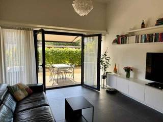 IN OPTIE!<br />Instapklaar gelijkvloers appartement met zuidgerichte privétuin<br /><br />Wonen in alle rust, met de stad binnen handbereik? Ontdek dit lichte en gezellige gelijkvloers appartement aan de achterzijde van een verzorgd gebouw, met een zuidgerichte privétuin als absolute troef. Perfect voor wie houdt van zon, stilte en comfort.<br /><br />De ligging is uitstekend: op wandelafstand van het prachtige Boekenbergpark en Te Boelaerpark, en met het openbaar vervoer letterlijk voor de deur. Met de tram sta je in slechts 20 minuten in het centrum van Antwerpen. Supermarkten, scholen en andere voorzieningen bevinden zich vlakbij.<br />Het appartement zelf biedt een aangename leefruimte met directe toegang tot het terras en de tuin. Overal is er vloerverwarming voor een optimaal wooncomfort. De open keuken is volledig uitgerust met twee combi-ovens, inductiekookplaat, ingebouwde koelkast met diepvriesvak en vaatwasser.<br />Er zijn twee slaapkamers, beide met zicht én toegang tot de tuin, en voorzien van rolluiken voor extra comfort. De badkamer beschikt over een dubbele lavabo en een ligbad. Verder is er een apart toilet, een inkomhal en een handige berging in het appartement zelf. Extra opslagruimte vind je in de ondergrondse, privatieve berging. Tot slot zijn er minstens twee private fietsstaanplaatsen voorzien in de afgesloten, gemeenschappelijke tuin.<br /><br />Een ondergrondse parkeerplaats is optioneel te koop of te huur in hetzelfde gebouw.<br />Kortom: dit appartement combineert een rustige en groene ligging met alle voordelen van de stad. Ideaal voor wie comfortabel en instapklaar wil wonen, met buitenruimte én uitstekende bereikbaarheid.<br /><br />De aanvragen van makelaars worden niet behandeld. <br /><br />Mis deze kans niet – plan vandaag nog je bezoek via: <br />https://calendly.com/boekenberglei27-b002/30min<br />