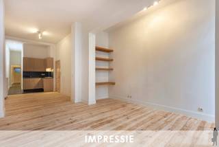 Dit charmante en lichtrijke appartement is gelegen op de eerste verdieping van een verzorgd gebouw in de Antoon van Dyckstraat, op wandelafstand van het Stadspark en het bruisende centrum van Antwerpen.<br /><br />Het appartement wordt gekenmerkt door zijn aangename lichtinval en praktische indeling. De ruime leefruimte met grote raampartijen sluit aan op de open keuken en biedt een gezellige en comfortabele woonomgeving.<br /><br />Via de nachthal bereikt u de twee slaapkamers, waaronder een ruime hoofdslaapkamer en een tweede kamer die eveneens perfect kan dienen als bureau of hobbyruimte. De badkamer is voorzien van een ligbad met douchefunctie en een dubbele lavabo.<br /><br />Uitstekende ligging<br /><br />Het appartement bevindt zich in een rustige eenrichtingsstraat, midden in een van de meest gegeerde buurten van Antwerpen. Het groene Stadspark, diverse winkels, supermarkten, gezellige horecazaken en openbaar vervoer bevinden zich op wandelafstand. Bovendien geniet u van een vlotte verbinding met de Antwerpse Ring en de belangrijkste invalswegen.<br /><br />Troeven van het appartement:<br />
<ul>
<li>Twee slaapkamers</li>
<li>Ruime en lichtrijke leefruimte</li>
<li>Open keuken</li>
<li>Praktische indeling</li>
<li>EPC-label C</li>
<li>Gelegen op de eerste verdieping</li>
<li>Rustige en centrale ligging nabij het Stadspark</li>
</ul>
Een ideaal appartement voor wie op zoek is naar een comfortabele woonst of een interessante vastgoedinvestering op een uitstekende locatie in Antwerpen.