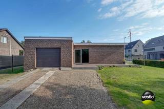 GELIJKVLOERSE BUNGALOW BOORDEVOL POTENTIEELDeze gelijkvloerse woning is gelegen langs de rustige Brelaarschansweg vlakbij het centrum van Houthalen...