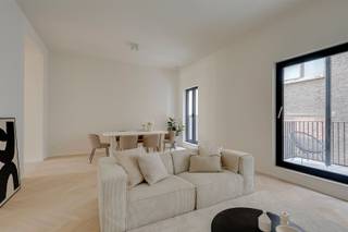 <p><strong>Prachtig nieuwbouwappartement op het Zuid</strong></p><p><strong></strong></p><p><strong> </strong></p><p>Droom jij van een topappartement op het bruisende Zuid? De buurt die altijd leeft? Ontdek samen met ons residentie Antoine, gelegen in de Scheldestraat tussen de Marnixplaats en het Zuidpark. Hier woon je op wandelafstand van het Museum voor Schone Kunsten, de Scheldekaaien en met de beste koffiebars en terrasjes gewoon om de hoek. In een mum van tijd op de ring van Antwerpen of in het centrum van de Stad.</p><p></p><p> </p><ul><li><p><span><span>·</span><span> </span></span>De toplocatie en hipste buurt in Antwerpen</p></li><li><p><span><span>·</span><span> </span></span>Mogelijkheid tot aankoop aan 6% BTW</p></li><li><p><span><span>·</span><span> </span></span>Gezellig overdekt terras</p></li><li><p><span><span>·</span><span> </span></span><span> </span>Lift en ondergrondse fietsenberging aanwezig</p></li><li><p><span><span>·</span><span> </span></span>Bijna energie neutraal (warmtepomp, zonnepanelen, vloerverwarming, … )</p><p> </p></li></ul><p>Het appartement is gelegen op de tweede verdieping van een kleinschalig nieuwbouw gebouw. Via de lift of trap kom je op de verdieping.</p><p> </p><p>De hoge plafonds, mooie visgraatparket en een hoogwaardige afwerking vallen meteen op. Hier wil je wonen, hier wil je niet meer buiten. Er is een grote leefruimte met toegang naar het terras via het schuifraam. De keuken is verbonden met het eetgedeelte van de leefruimte. Verder een masterberoom en gastenkamer met een gedeelde badkamer met grote inloopdouche. Er is nog een aparte berging met alle technieken en aansluiting voor wastoestel en droogkast.</p><p> </p><p></p><p> </p><p>Je spullen fietsen berg je op in de kelderberging en fietsenberging.</p><p></p><p> </p><p>Het project bestaat uit 5 ruime en lichte appartementen met 2 slaapkamers en</p><p>terrassen.</p><p></p><p> </p><p>Plan je bezoek via www.sinjoor.be of bel ons voor meer informatie 03 283 05 00.</p>