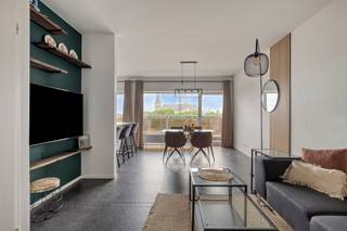 <p>Dit volledig gerenoveerde appartement met één slaapkamer ligt op de bovenste verdieping aan de ring van Leuven en combineert een instapklare afwerking met een praktische indeling, twee terrassen en een garagebox met automatische poort. Dankzij de ligging nabij het centrum van Leuven woon je hier vlot bereikbaar, met winkels, openbaar vervoer, verbindingswegen en stadsvoorzieningen in de directe omgeving.</p><p>Bij het binnenkomen kom je terecht in een ruime inkomhal die meteen een aangenaam gevoel van ruimte geeft. Aansluitend is er een aparte berging en wasruimte, ideaal om het appartement netjes en functioneel te houden. De leefruimte vormt het hart van het appartement en biedt voldoende plaats voor een gezellige zithoek en eetruimte. De open keuken sluit hier mooi op aan en maakt van de woonkamer een lichte, hedendaagse leefplek. Vanuit deze ruimte heb je toegang tot een groot terras, waar je rustig buiten kan zitten.</p><p>Verder beschikt het appartement over een apart toilet en een badkamer met douche. De slaapkamer bevindt zich aan de achterzijde van het gebouw, wat zorgt voor extra rust. Ook hier is er een eigen terras, een mooie extra troef die het wooncomfort versterkt.</p><p>Aan de achterzijde van het gebouw bevindt zich de garagebox met automatische poort. Dat is een sterke meerwaarde op deze locatie in Leuven, waar comfortabel en veilig parkeren niet vanzelfsprekend is.</p><p>De ligging aan de ring van Leuven biedt een uitstekende combinatie van bereikbaarheid en stadscomfort. Je woont dicht bij het centrum, met een vlotte verbinding naar belangrijke invalswegen, openbaar vervoer, winkels en horeca. Dit maakt het appartement interessant voor wie zelf centraal wil wonen, maar ook voor wie zoekt naar een kwalitatieve investering in Leuven.</p><p>Heb je interesse en wil jij als eerste de kans grijpen om deze aantrekkelijke appartement te ontdekken? We trappen onze verkoop af met een exclusieve “Avant-Première” op 24 juni. Plan nu jouw bezoek via de paarse ‘Afspraak maken’ knop op onze website. De richtprijs bedraagt 323.000 euro. De biedingstermijn loopt tot en met 26 juni om 21:00 uur. Bekijk het Avant-première reglement onder downloads.</p>