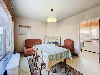 In Aalter op een perceel van 582m² vindt u deze te renoveren alleenstaande woning met 3 slaapkamers te koop. Scholen, winkels, openbaar...