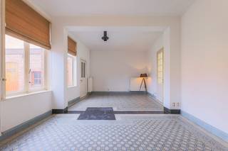 <p>Te koop: gezellige gesloten bebouwing in het centrum van Nieuwpoort, op korte afstand van openbaar vervoer en invalswegen.</p>
<p> </p>
<p>Deze woning biedt een praktische indeling met een kelder en zolder, een zongerichte tuin van 80 m² met garage, en maar liefst 4 ruime slaapkamers. Gelegen langs een invalweg, geniet je hier van het comfort van een gezinswoning met alle voorzieningen binnen handbereik.</p>
<p>Belangrijkste ruimtes:<br />• Living met aangename lichtinval en directe toegang tot de eetkamer.<br />• Eetkamer in verbinding met de keuken, ideaal voor gezellige maaltijden.<br />• 4 slaapkamers, elk met voldoende ruimte voor slaap- en werkhoek.<br />• Badkamer met basisvoorzieningen.<br />• Zolder, perfect voor extra opslag of hobbyruimte.<br />• Kelder voor extra bergruimte.<br />• Garage met toegang tot de tuin.<br />• Zongerichte tuin (80 m²) voor ontspanning en buitenactiviteiten.</p>
<p> </p>
<p>Troeven:<br />• Kelder &amp; zolder voor maximale opslagmogelijkheden.<br />• Zongerichte tuin met garage.<br />• 4 ruime slaapkamers.</p>
<p> </p>
<p>Neem vandaag nog contact op met je ERA-makelaar voor een bezoek.<br />058 222 222 of op sylvie@eraservimo.be</p>
<p> </p>
<p>JOUW DROOMHUIS. ZO GEVONDEN!</p>