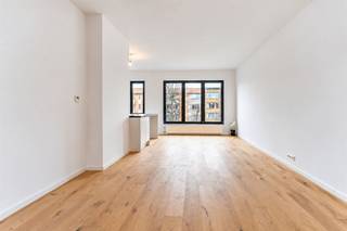 <p><span>Dit </span><span>recent gerenoveerde</span><span> appartement is rustig gelegen en biedt een vlotte verbinding naar zowel het stadscentrum als buiten Antwerpen. Het </span><span>Rivierenhof</span><span> ligt letterlijk om de hoek en ook winkels, scholen en verschillende tram- en busverbindingen bevinden zich op wandelafstand. Met de wagen bereik je vlot de E19, E313 en A12.</span></p><p><span> </span></p><p><span>Het appartement bevindt zich op de tweede en bovenste verdieping van een </span><span>kleinschalig gebouw</span><span>. De open keuken sluit mooi aan op de ruime en lichtrijke woonkamer. Verder beschikt het appartement over </span><span>twee slaapkamers</span><span> en een </span><span>zuidgericht balkon</span><span>.</span></p><p><span> </span></p><p><span>Indeling</span></p><p><span>- gelegen op de tweede en bovenste verdieping</span></p><p><span>- inkomhal</span></p><p><span>- ruime en lichtrijke woonkamer</span></p><p><span>- open, geïnstalleerde keuken</span></p><p><span>- slaapkamer 1</span></p><p><span>- slaapkamer 2</span></p><p><span>- zuidgericht balkon</span></p><p><span>- vernieuwde badkamer met inloopdouche en lavabo</span></p><p><span>- apart toilet</span></p><p><span> </span></p><p><span>Algemeen gebouw</span></p><p><span>- kleinschalig gebouw</span></p><p><span>- lage gemeenschappelijke kosten</span></p><p><span>- aparte meters</span></p><p><span> </span></p><p><span>Troeven</span></p><p><span>- recent gerenoveerd</span></p><p><span>- tweede en bovenste verdieping</span></p><p><span>- twee slaapkamers</span></p><p><span>- veel natuurlijke lichtinval</span></p><p><span>- open keuken</span></p><p><span>- zuidgericht balkon</span></p><p><span>- vlotte verbinding met Antwerpen en belangrijke invalswegen</span></p><p><span> </span></p><p><span>Ben jij geïnteresseerd in dit gerenoveerde appartement in Borgerhout, ben je op zoek naar ander vastgoed of wens je de waarde van jouw eigendom te kennen? Dan ben je bij BOLT immo aan het juiste adres! Wij helpen jou graag verder.</span></p>
