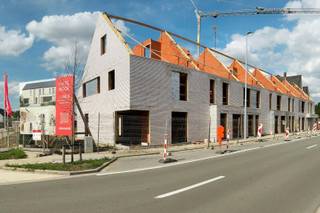 Op lot 38 in onze familievriendelijke woonwijk aan de Torhoutsestraat in Ruddervoorde bouwt Danneels deze moderne gezinswoning. <br /><br />Deze woning heeft o.m. een lichtrijke woonkamer met extra bureau- of speelhoekje, ingerichte eilandkeuken en badkamer, 4 slaapkamers, een tuin met gezellig terras en een carport.<br /><br />Deze energiezuinige woning (E-peil 7) is uitgerust met een geothermische warmtepomp, vloerverwarming, zonnepanelen, hoogrendementsbeglazing en slimme ventilatie.<br /><br />We werken jouw woning sleutel-op-de-deur af voor een vaste totaalprijs en tegen een afgesproken einddatum.<br /><br />De keuken, badkamerinrichting & vloertegels kies je zelf uit in de toonzalen van onze partners. Onze klantenbegeleider staat klaar om alles voor jou te regelen.
