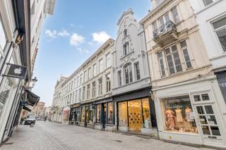 This store (105 m²) is located in Geldmuntstraat, one of the important shopping streets in the historic city center of Bruges.The property is located near the Eiermarkt, which connects Geldmuntstraat to Bruges's Grote Markt.Overall:- The façade has recently been completely renovated- The property is rented at 5000.00/monthLayout:- Ground floor: 105 m² with changing rooms- Basement- 2 floors and attic- ideal as an investmentThis building may be subject to the renovation obligation imposed by the Flemish government for non-residential buildings. For more information, visit the website of the Flemish Energy and Climate Agency at https://www.energiesparen.be/nr/renovatieverplichting.Do not hesitate to contact us if you might be interested in this commercial property consisting of a commercial property for sale in the center of Bruges.