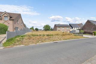 <p>Op een uiterst rustige ligging in Denderhoutem, in een doodlopende straat met weinig doorgaand verkeer, bevindt zich deze ruime bouwgrond voor het oprichten van een <strong>vrijstaande eengezinswoning</strong>.</p><p><strong>De bouwgrond heeft een opp. van 1506 m²</strong>en biedt mogelijkheden voor het realiseren van een ruime gezinswoning met garage en tuin.</p><p>De maximale bouwdiepte bedraagt <strong>15 meter</strong>. De bouwbreedte bedraagt +/- 10,8 meter, de perceelbreedte is 18 meter. Voor een woning van het type bungalow kan een bouwdiepte tot maximaal <strong>20 meter</strong> worden toegestaan. De kroonlijsthoogte dient tussen <strong>3,25 meter en 6 meter</strong> te liggen. Als dakvorm zijn onder meer een zadel-, tent- of schilddak toegestaan, met een dakhelling tussen <strong>25 en 55 graden</strong>.</p><p>Iedere woning dient volgens de voorschriften over een garage te beschikken. Een afzonderlijke garage kan onder bepaalde voorwaarden worden opgericht op minstens 20 meter achter de voorbouwlijn, met een maximale oppervlakte van 40 m² en een maximale hoogte van 3 meter. Alle bouwmogelijkheden zijn steeds onder voorbehoud van goedkeuring door de bevoegde instanties.</p><p></p>